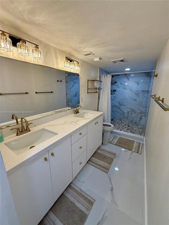 Building Photo - 2625 Collins Ave