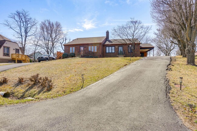 Building Photo - Spacious 2BR Home Near JMU –