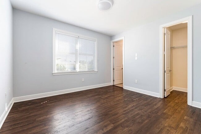 Building Photo - 1031 NE 13th Ave