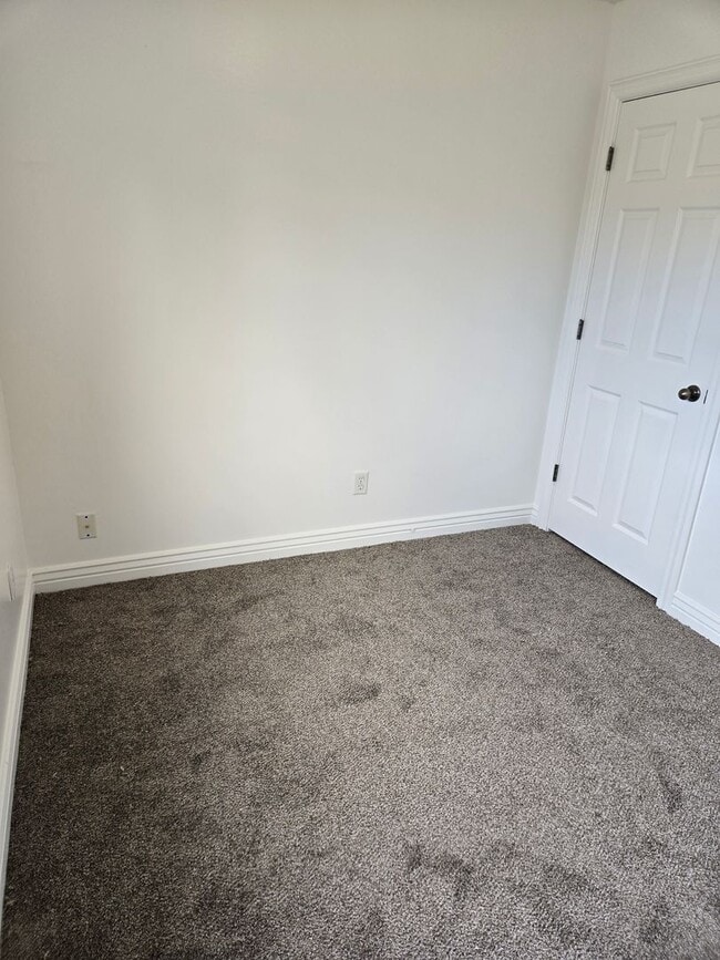 Building Photo - Beautiful 4 Bed, 2.5 Bath Townhome in Prim...