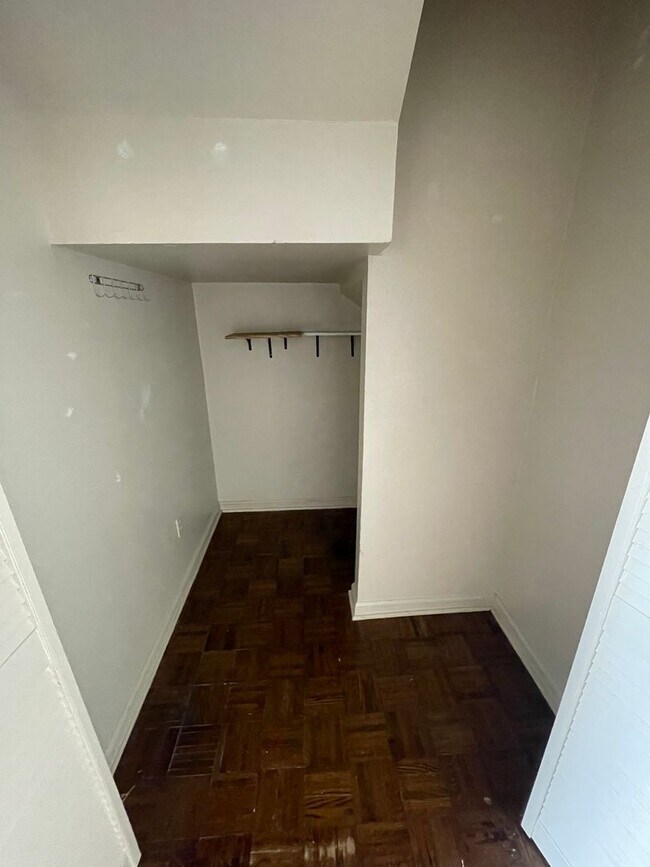 Building Photo - 2 bedroom 1 1/2 bath condominium