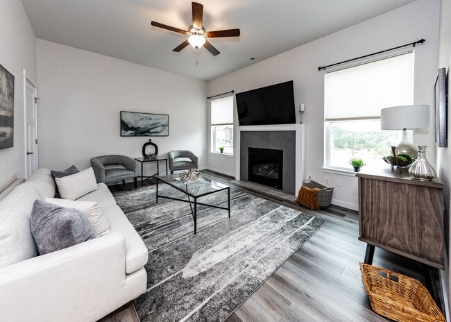 Building Photo - Fully Furnished 3 Bedroom 2.5 Bath Luxury Townhome by Garden of the Gods