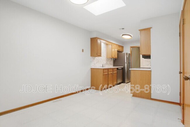 Building Photo - 431 W Curtis Dr