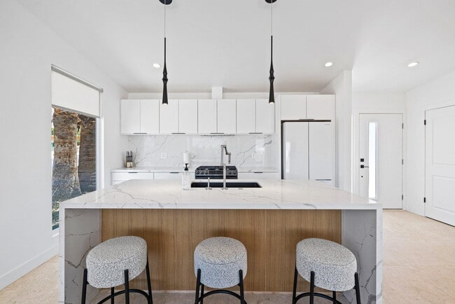 Building Photo - 38951 Bel Air Dr