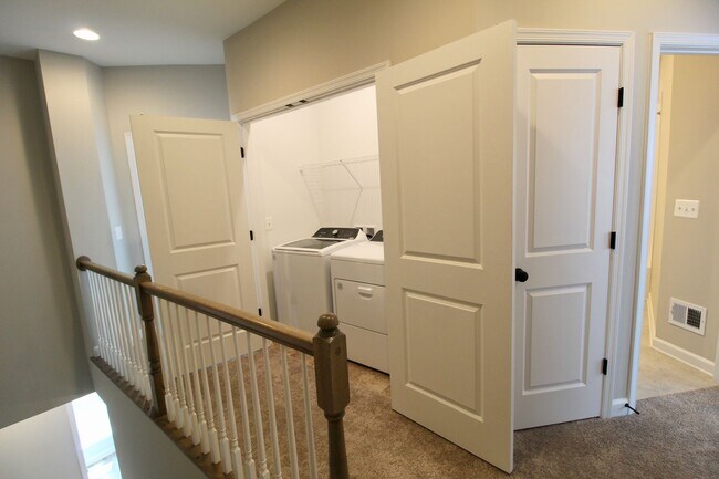 Building Photo - 3 bedroom town home with a finished basement and garage located in popular Preston Lakes