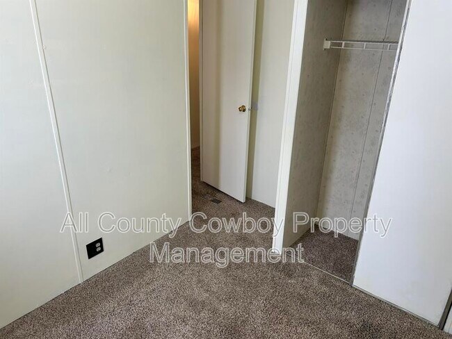 Building Photo - 4746 E Skyline Dr