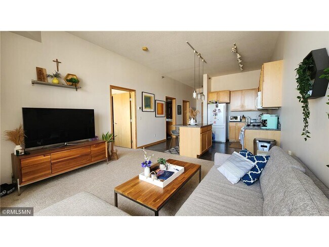 Building Photo - 2650 University Ave W