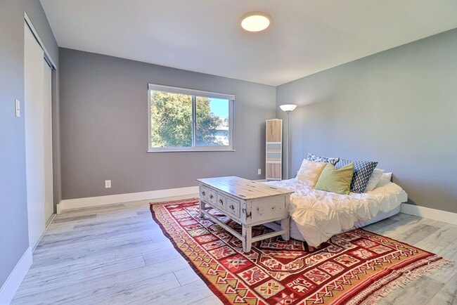 Building Photo - Stunning East Richmond Heights Home!