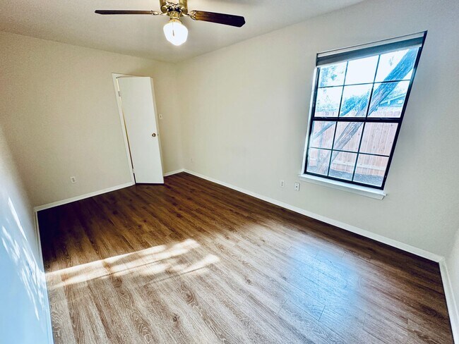Building Photo - 5207 Thunderbird St