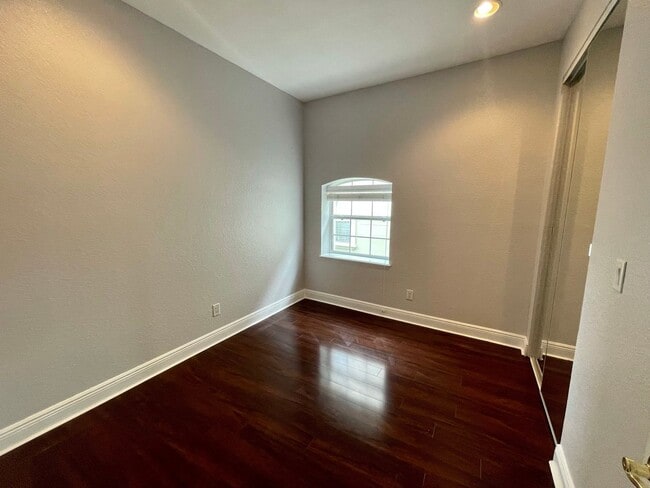 Building Photo - 3 Bed 2.5 Bath Townhouse in A+ location!