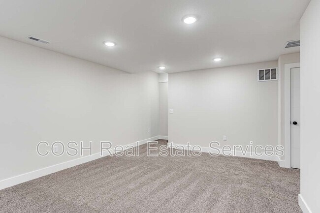 Building Photo - 8541 W 37th St N