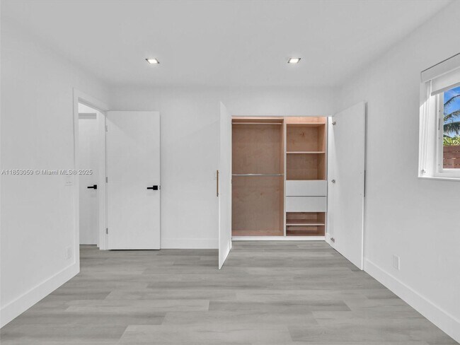 Building Photo - 2048 SW 37th Ave