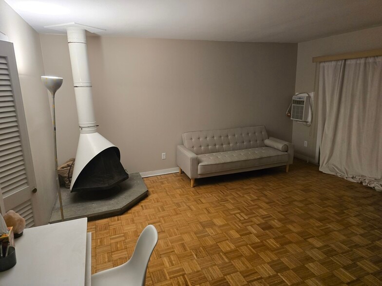 Building Photo - 18 Bridge St