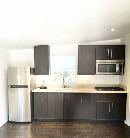 Building Photo - 1082 Meadowbrook Ave