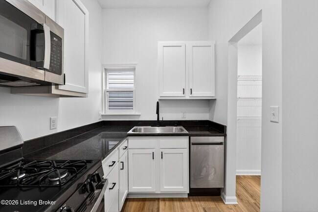 Building Photo - 508 Lilly Ave