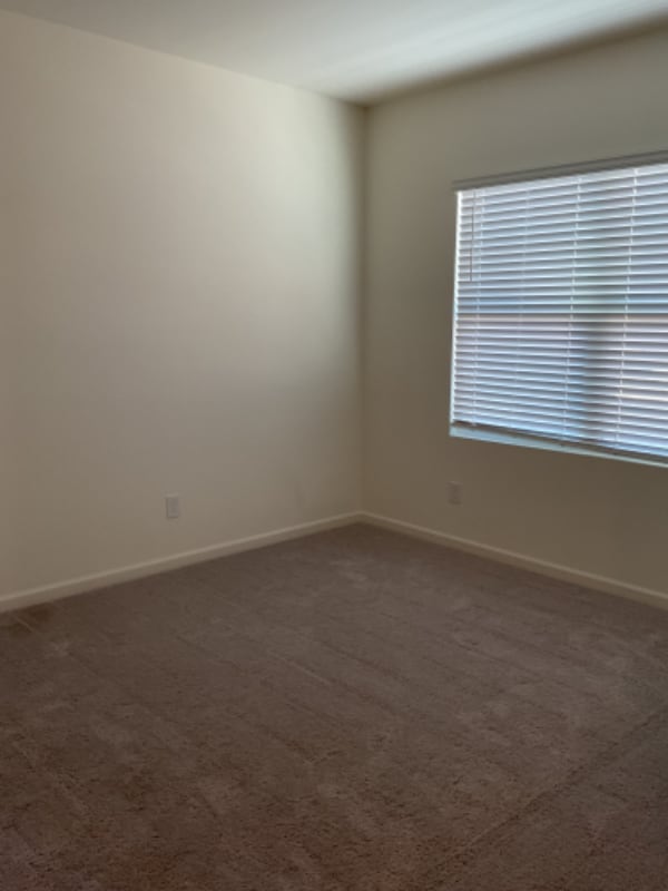 Building Photo - 305 Pond Ct