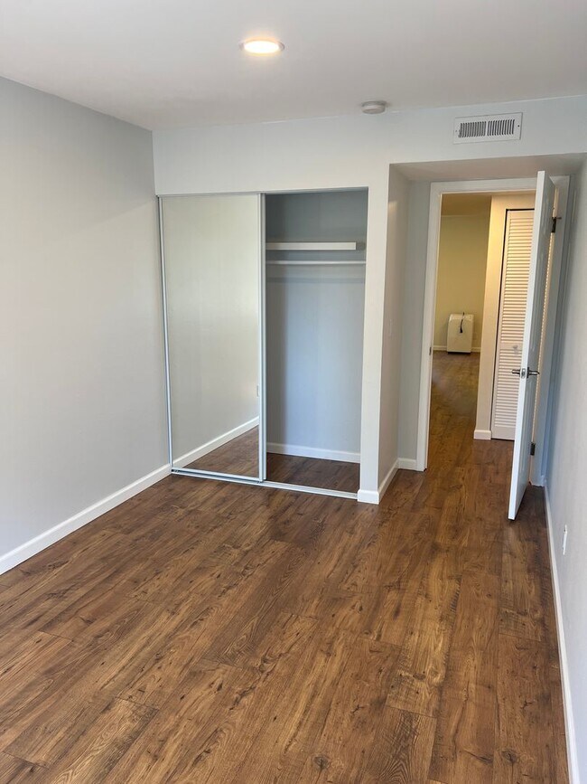 Building Photo - Newly renovated 2 bed x 1 bath on top floor in Kirkland!
