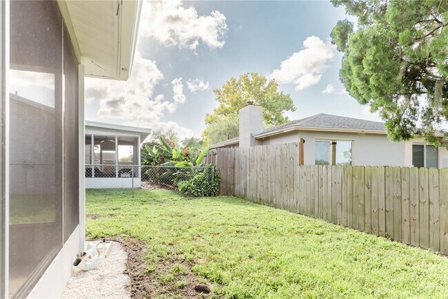 Building Photo - 6520 Meadowbrook Ln