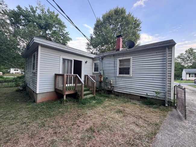 Building Photo - 1800 Trogdon St