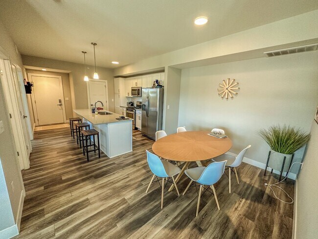 Building Photo - Beautiful "Like New" Large 2Bd 2Ba condo W/ amazing views of the flatirons!