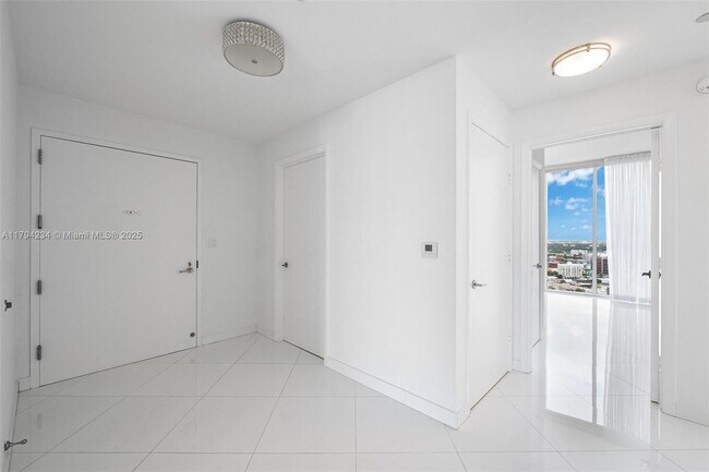Building Photo - 2020 N Bayshore Dr