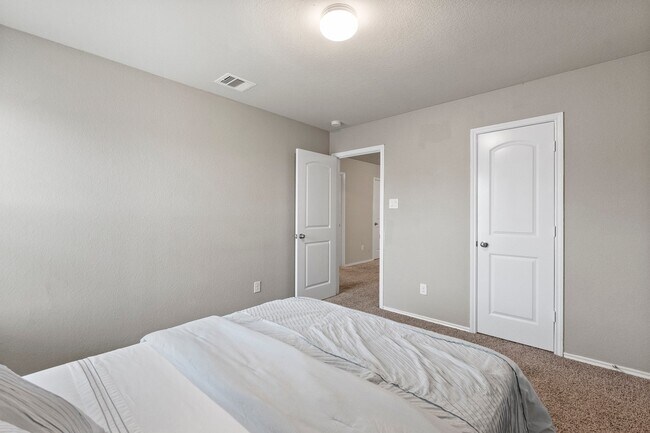 Building Photo - 18101 Woodpecker Trl