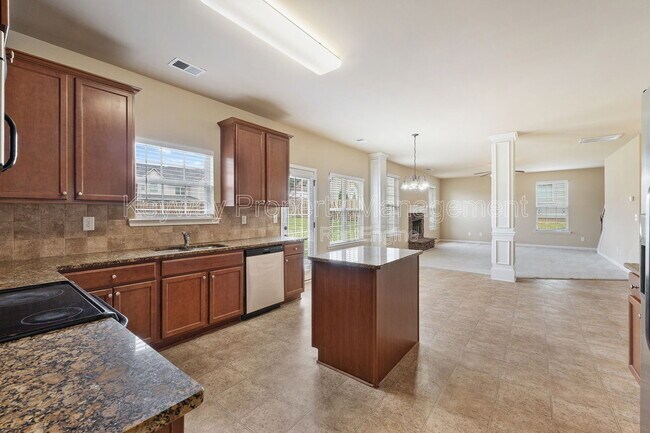 Building Photo - 6017 Reynolds Cir