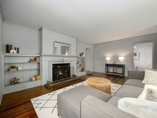 Building Photo - Gorgeous Victorian Home Ready to Rent! Hug...