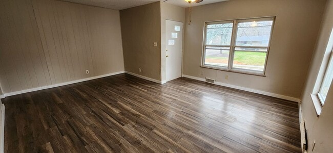 Building Photo - Beaverdale! 2 Bedroom, 1 Bathroom home with detached garage