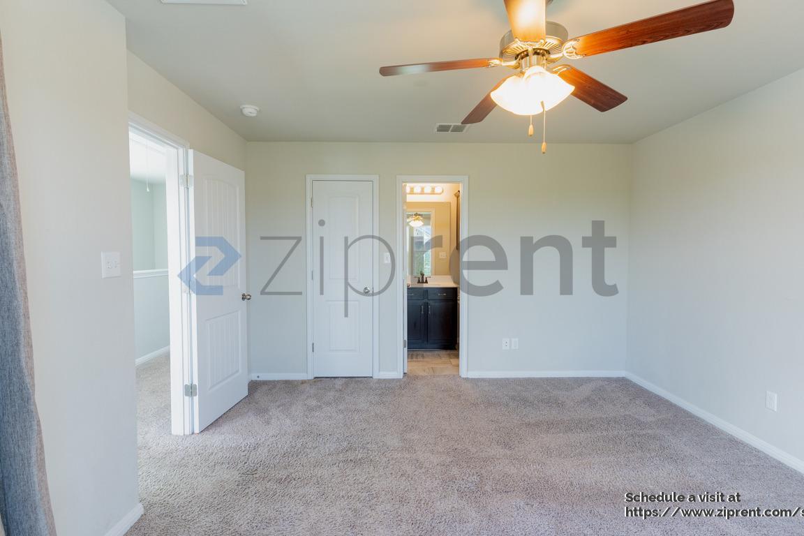 Building Photo - 215 Friendship Oak Dr