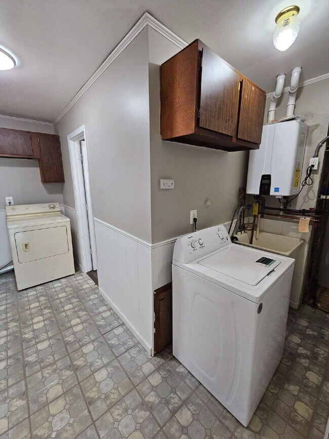Building Photo - 3-Bedroom Ranch, Nice Kitchen, Good Sized Bedrooms, Double Wide Driveway, Big Backyard. Move In R...