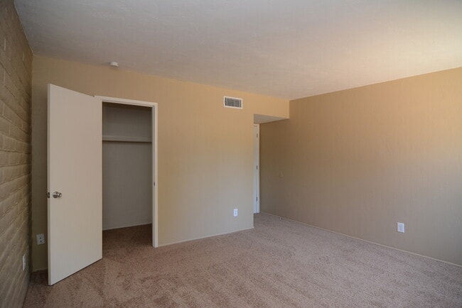 Building Photo - Charming 4 Bedroom 2 Bath Home! Great East...