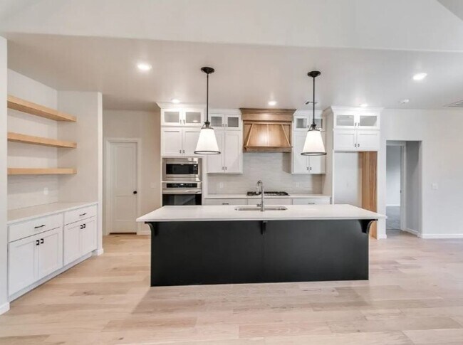 Building Photo - Model Home in East Edmond + 3 bedrooms + B...