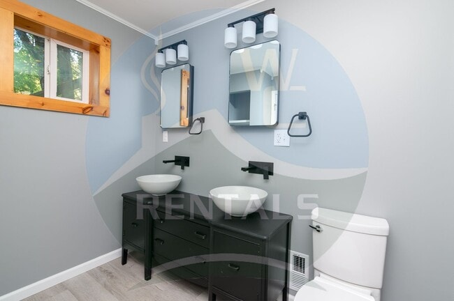 Building Photo - Beautifully remodeled 4 bedroom 2 bath home in Sylva available for year-long lease $2000 a month