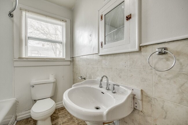 Building Photo - 2 Bedroom 1.5 bath All Brick Ranch in Rock...