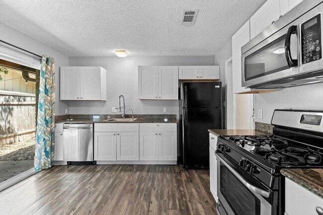 Building Photo - 9011 Quail Valley Dr