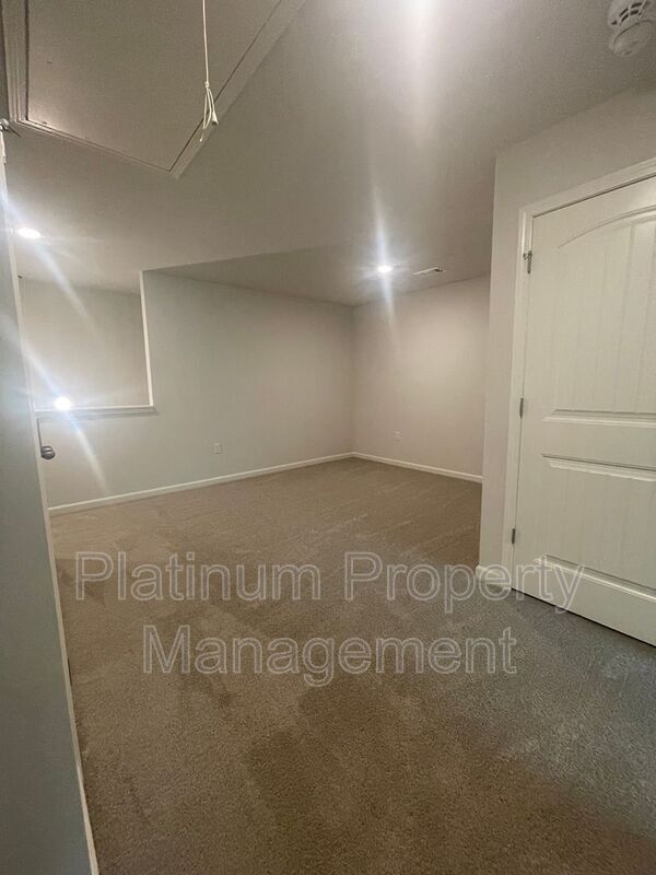 Building Photo - 551 Stoneybrook Dr