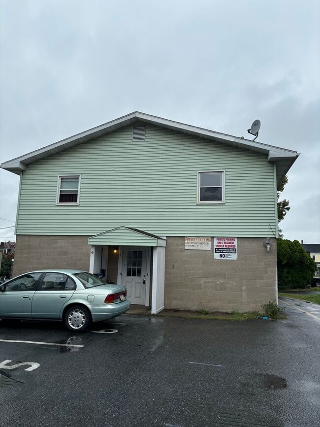 Building Photo - 2 Bedroom 1 bathroom with Downtown Conveni...