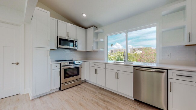 Building Photo - Fully renovated 4 Bedroom / 3 Bathroom hom...