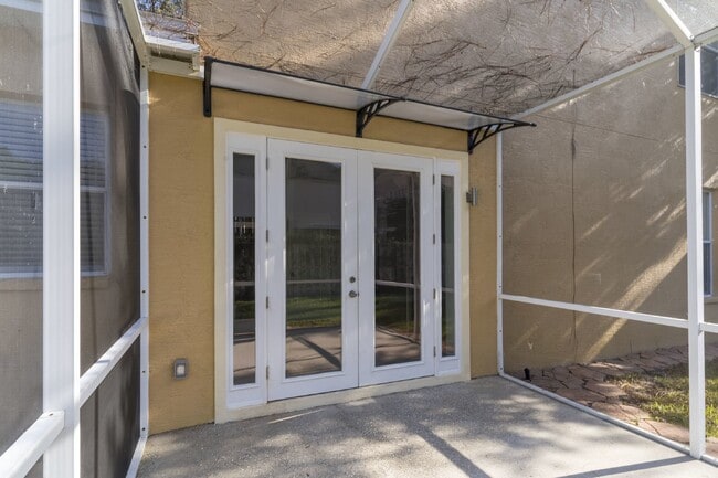 Building Photo - Beautiful 4/2 home Located on a tree lined street in the gate of country club community of the Hu...