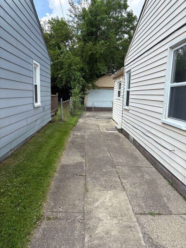Building Photo - Cozy 2 Bedroom, 1 bath in Warren