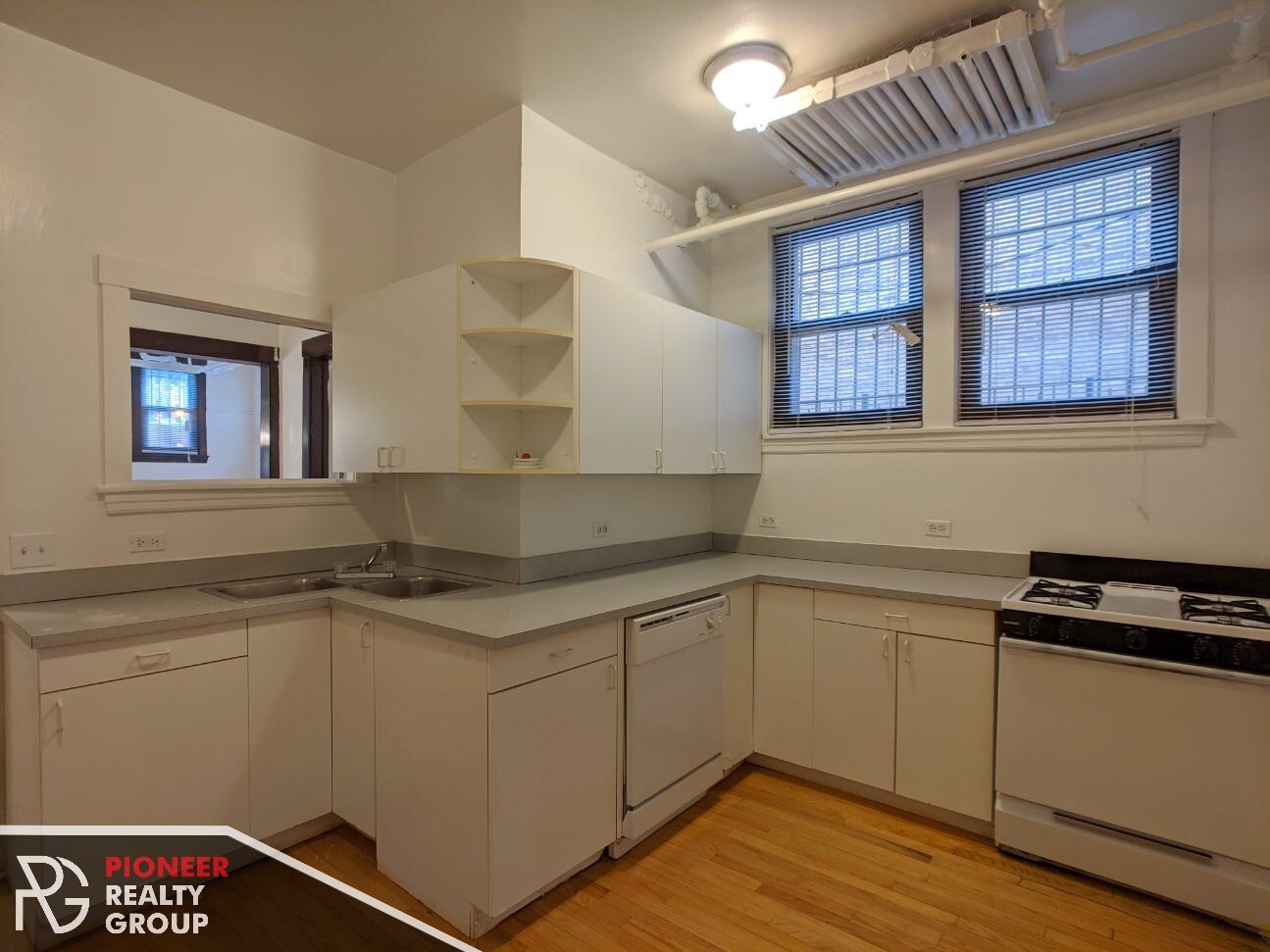 Building Photo - 820 W Waveland Ave