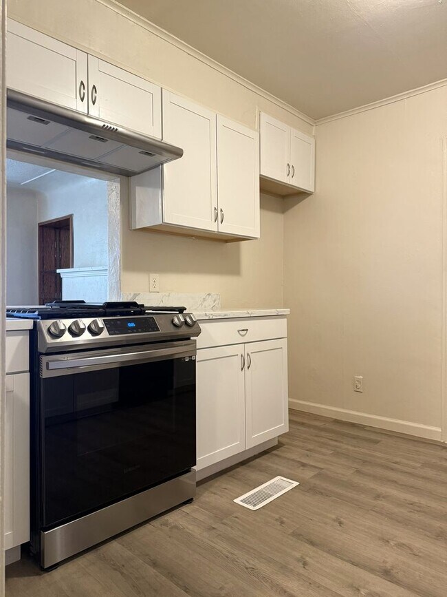 Building Photo - Charming and newly upgraded home. AVAILABL...