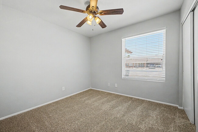 Building Photo - 3223 E Emerald Cir