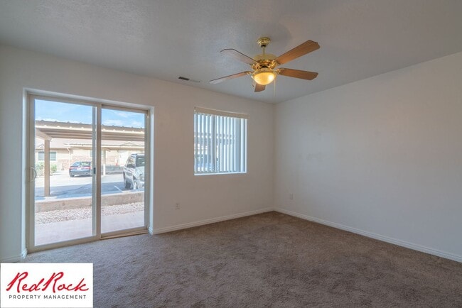 Building Photo - Spacious 3 Bedroom Townhome in Central St....
