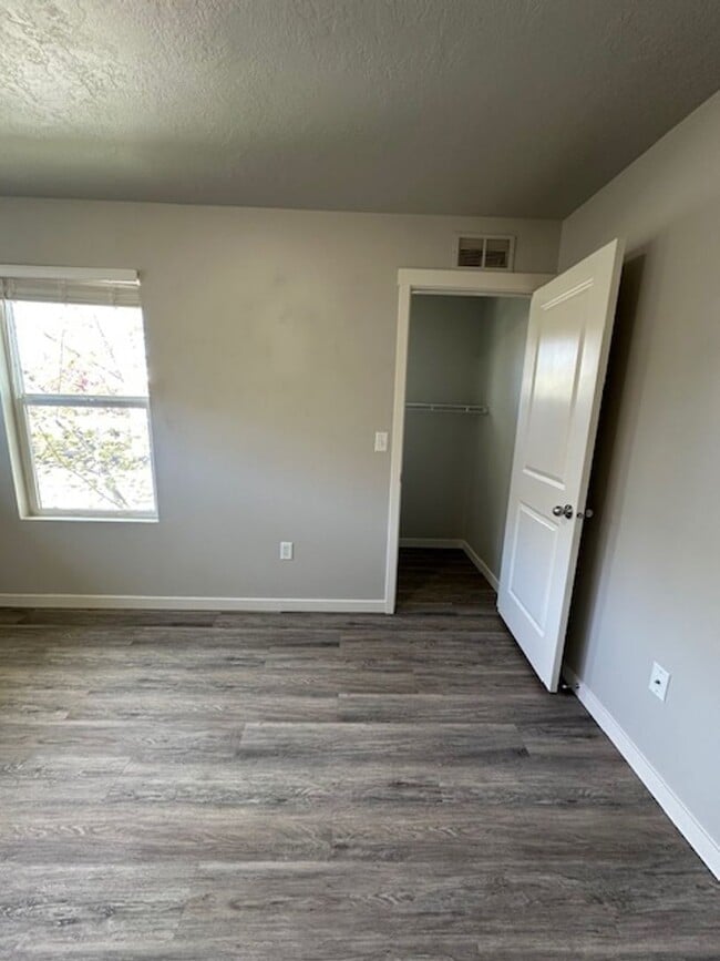 Building Photo - 207 Abraham Way