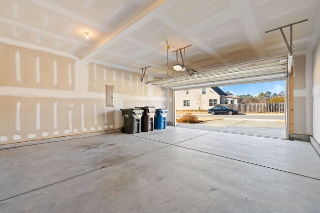 Building Photo - Amazing location in Durham-Pool, Tennis Courts, Gym!
