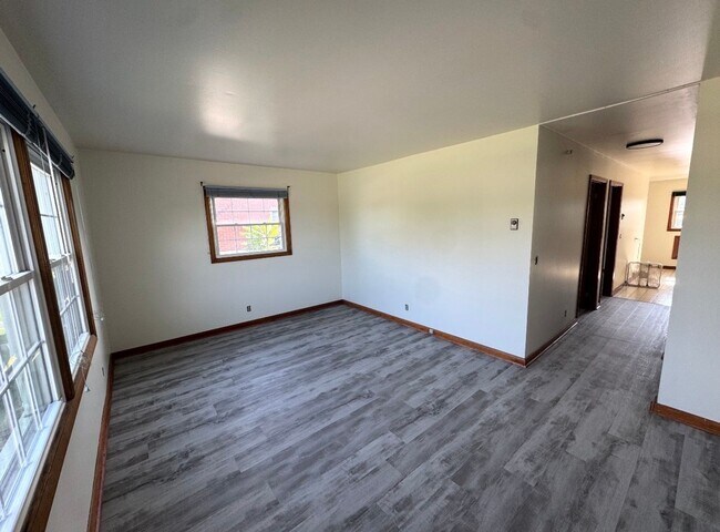 Building Photo - 133 E Ravine Rd