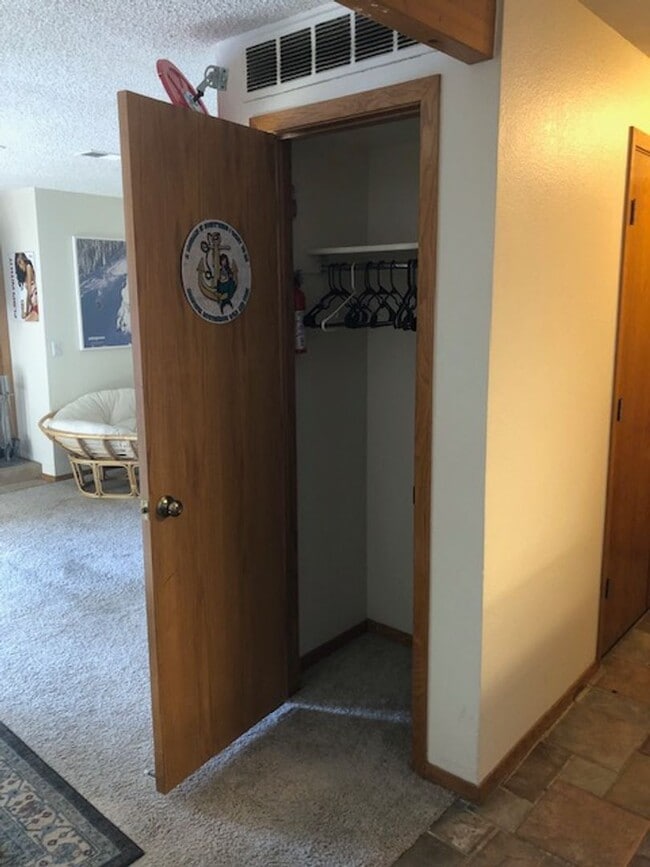 Building Photo - Furnished or Unfurnished One Bedroom / One Bath Apartment in Central Boulder
