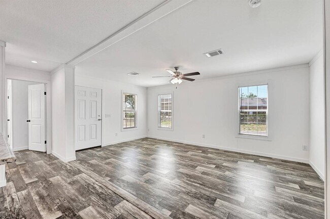 Building Photo - 2563 Skyview St